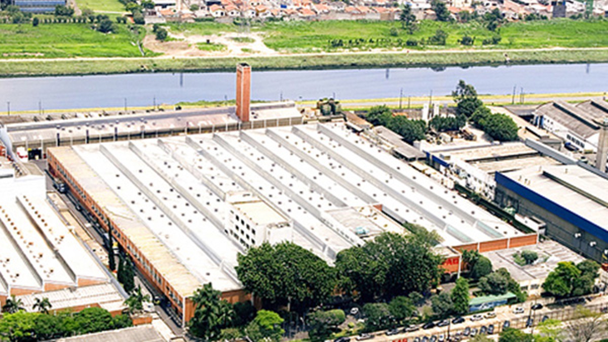 Adquisición de FAG Kugelfischer AG & Co. KG, Schweinfurt. INA y FAG se convierten en el segundo mayor fabricante mundial de rodamientos rodantes. En Brasil la unidad FAG está instalada en la cuidad de San Pablo.