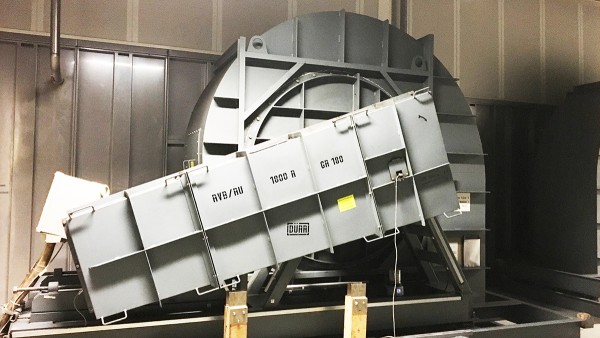 Ventilador radial accionado con correa en la sección de extracción de aire del taller de pintura